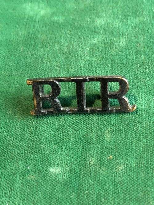 ROYAL IRISH RIFLES TITLE WORN PRE 1920- 2 LUGS