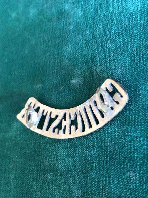 GLOUCESTER REGT. TITLE-WW1- 2 LUGS