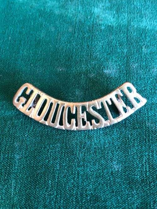 GLOUCESTER REGT. TITLE-WW1- 2 LUGS