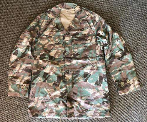 SADF 32 BATTALION ,WINTER ,CAMO JACKET SIZE MEDIUM BUT FITS LARGE-MEASURES 60 CM ARMPIT TO ARMPIT-TH