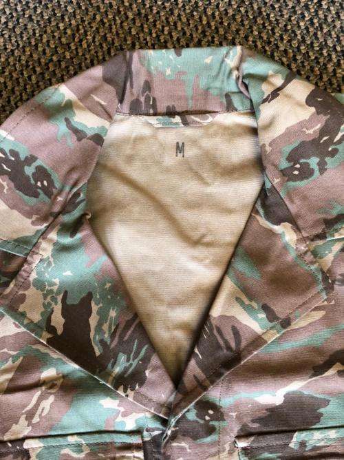 SADF 32 BATTALION ,WINTER ,CAMO JACKET SIZE MEDIUM BUT FITS LARGE-MEASURES 60 CM ARMPIT TO ARMPIT-TH
