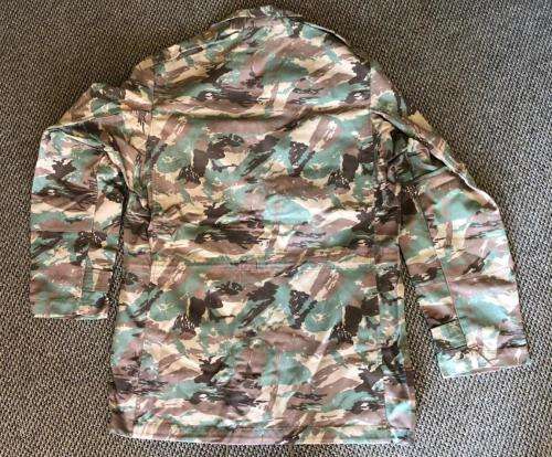 SADF 32 BATTALION ,WINTER ,CAMO JACKET SIZE MEDIUM BUT FITS LARGE-MEASURES 60 CM ARMPIT TO ARMPIT-TH