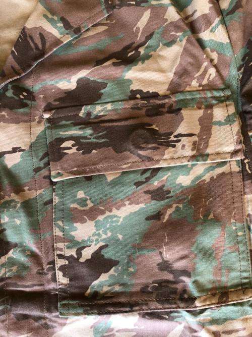 SADF 32 BATTALION ,WINTER ,CAMO JACKET SIZE MEDIUM BUT FITS LARGE-MEASURES 60 CM ARMPIT TO ARMPIT-TH