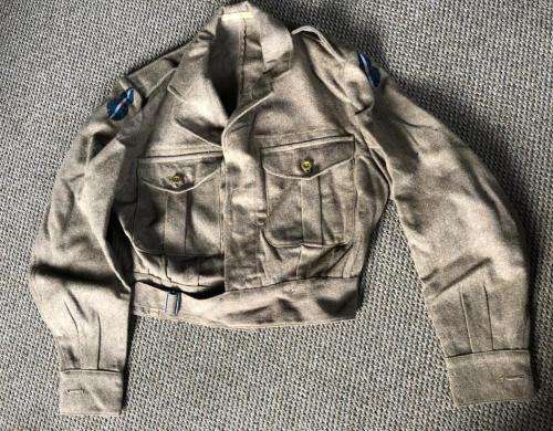 BUNNY JACKET FOR THE BRITISH ROYAL SCOTS FUSILIERS-SIZE MEDIUM-MEASURES 50 CM ARMPIT TO ARMPIT-QUITE