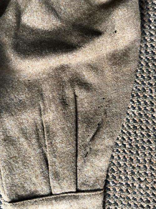 BUNNY JACKET FOR THE BRITISH ROYAL SCOTS FUSILIERS-SIZE MEDIUM-MEASURES 50 CM ARMPIT TO ARMPIT-QUITE