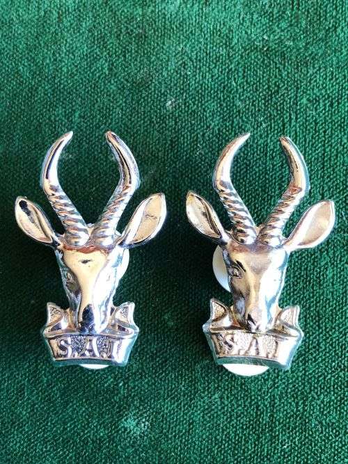 SA INFANTRY CORPS BERET AND COLLAR BADGE CHROME -WORN FROM 1976-PINS INTACT