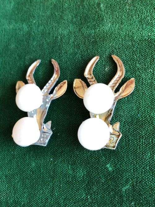 SA INFANTRY CORPS BERET AND COLLAR BADGE CHROME -WORN FROM 1976-PINS INTACT