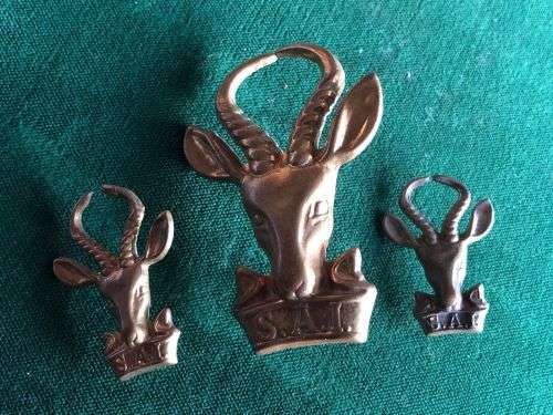 SA INFANTRY CORPS CAP AND COLLARS IN BRASS-WORN 1953-1976-LUGS + PINS INTACT