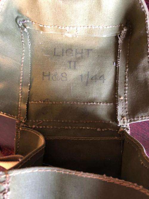 WW2 LIGHT SERVICE RESPIRATOR POUCH-GREEN WATER PROOF CANVAS POUCH THAT COULD EITHER SLUNG OVER THE S