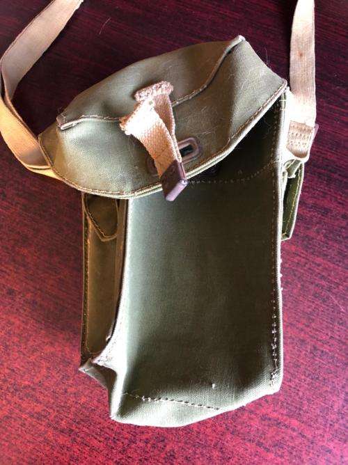 WW2 LIGHT SERVICE RESPIRATOR POUCH-GREEN WATER PROOF CANVAS POUCH THAT COULD EITHER SLUNG OVER THE S