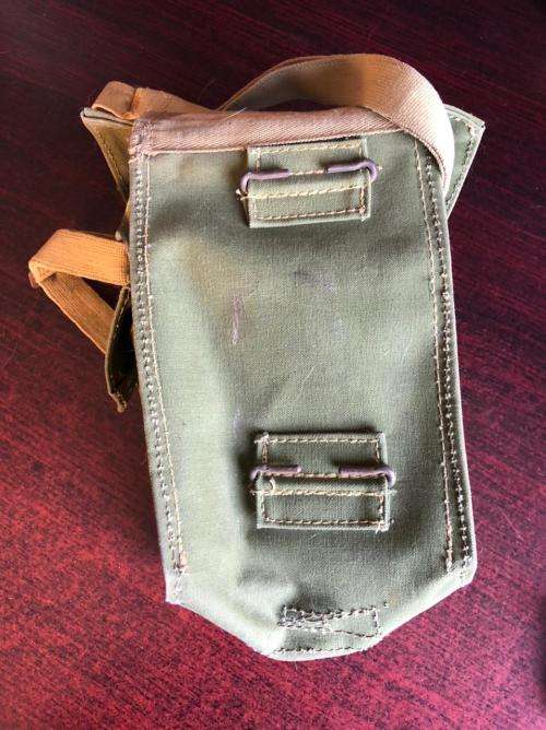 WW2 LIGHT SERVICE RESPIRATOR POUCH-GREEN WATER PROOF CANVAS POUCH THAT COULD EITHER SLUNG OVER THE S