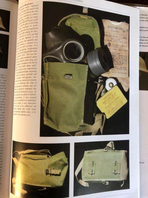 WW2 LIGHT SERVICE RESPIRATOR POUCH-GREEN WATER PROOF CANVAS POUCH THAT COULD EITHER SLUNG OVER THE S