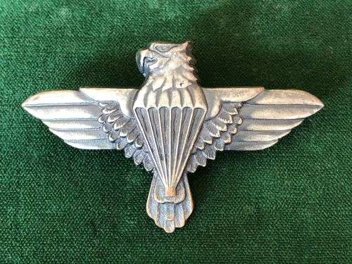 44 PARACHUTE BRIGADE,GREY METAL BERET BADGE-APPROVED IN 1984 - 2 PINS