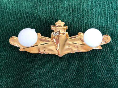 EXECUTIVE OFFICER OF THE NAVY-GOLD AND ENAMEL,MESS DRESS BREAST BADGE-APPROVED IN 1989-2 PINS