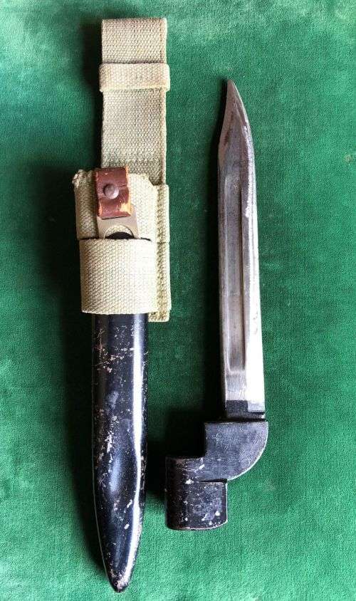NO 9 BAYONET FOR THE NO 4 LEE ENFIELD RIFLE-COMPLETE WITH FROG AND STEEL SCABBARD -GOOD CONDITION-TO