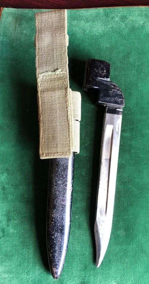 NO 9 BAYONET FOR THE NO 4 LEE ENFIELD RIFLE-COMPLETE WITH FROG AND STEEL SCABBARD -GOOD CONDITION-TO