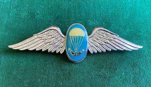 SA PARACHUTE STATICLINE INSTRUCTOR FULL SIZE WING-CHROME WITH ENAMEL CENTRE ( LUCITE COVER WITH DARK
