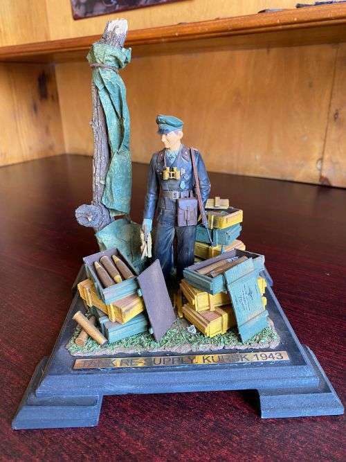 BEAUTIFULL WW2 GERMAN SOLDIER-MODEL-PLASTIC WITH GLASS COVER-MODEL MEASURES 16X16 CM-HEIGHT 19CM-COV