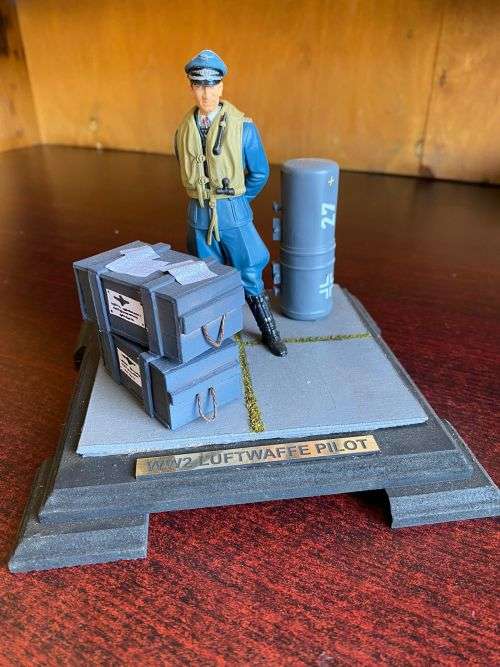 WW2 GERMAN LUFWAFFE PILOT MODEL IN PLASTIC WITH GLASS COVER-MODEL MEASURES 15X15CM-HEIGHT 14CM,GLASS