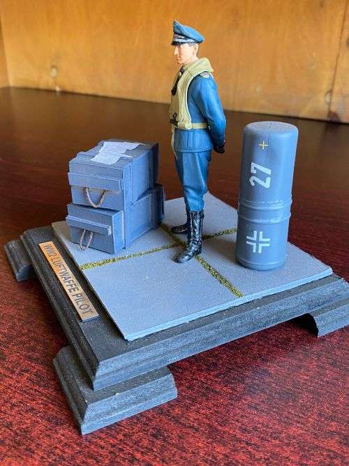 WW2 GERMAN LUFWAFFE PILOT MODEL IN PLASTIC WITH GLASS COVER-MODEL MEASURES 15X15CM-HEIGHT 14CM,GLASS
