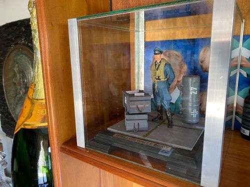 WW2 GERMAN LUFWAFFE PILOT MODEL IN PLASTIC WITH GLASS COVER-MODEL MEASURES 15X15CM-HEIGHT 14CM,GLASS