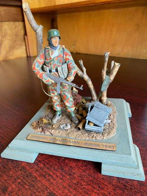 WW2 GERMAN INFANTRYMAN-RUSSIA 1943 PLASTIC AND WOOD MODEL,IN GLASS COVER-MODEL MEASURES 15,5X15,5CM-