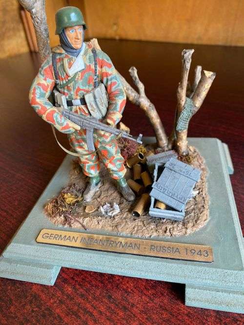 WW2 GERMAN INFANTRYMAN-RUSSIA 1943 PLASTIC AND WOOD MODEL,IN GLASS COVER-MODEL MEASURES 15,5X15,5CM-