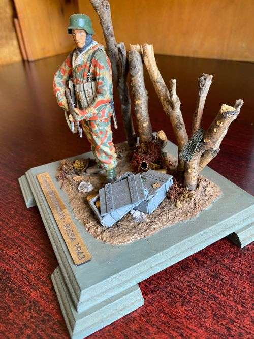 WW2 GERMAN INFANTRYMAN-RUSSIA 1943 PLASTIC AND WOOD MODEL,IN GLASS COVER-MODEL MEASURES 15,5X15,5CM-