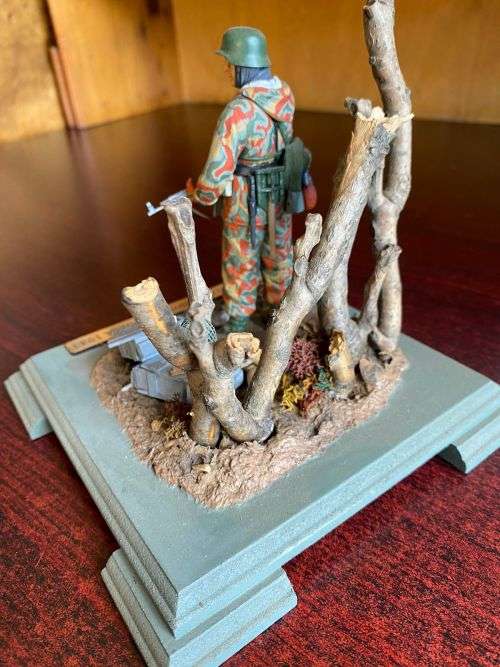 WW2 GERMAN INFANTRYMAN-RUSSIA 1943 PLASTIC AND WOOD MODEL,IN GLASS COVER-MODEL MEASURES 15,5X15,5CM-