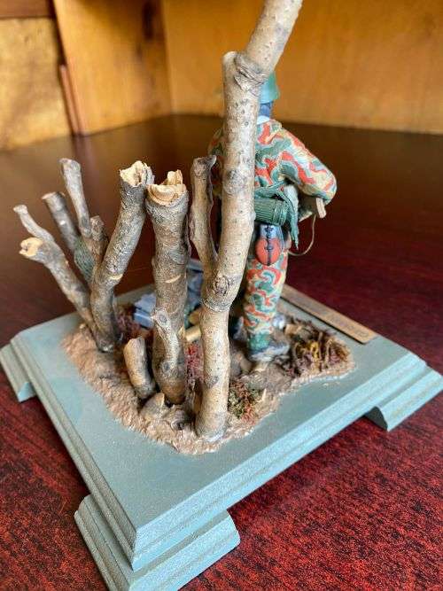 WW2 GERMAN INFANTRYMAN-RUSSIA 1943 PLASTIC AND WOOD MODEL,IN GLASS COVER-MODEL MEASURES 15,5X15,5CM-