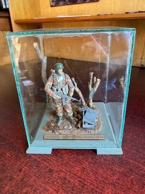 WW2 GERMAN INFANTRYMAN-RUSSIA 1943 PLASTIC AND WOOD MODEL,IN GLASS COVER-MODEL MEASURES 15,5X15,5CM-