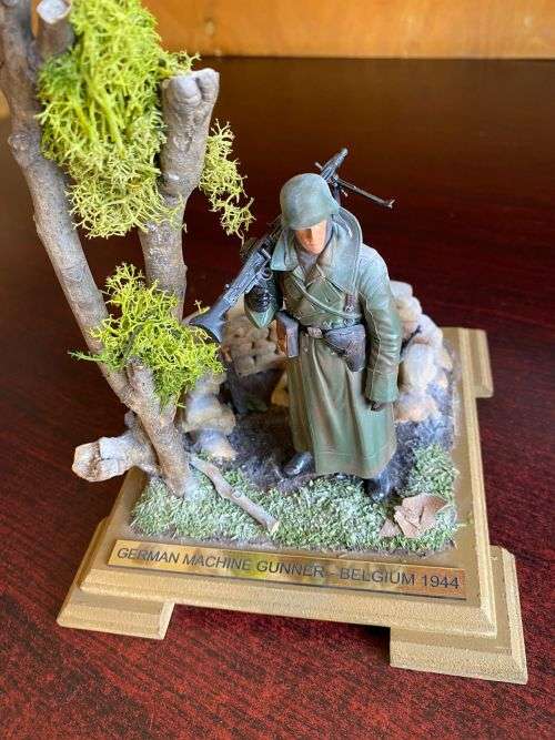 WW2 GERMAN MACHINE GUNNER-BELGIUM 1944-PLASTIC AND WOOD MODEL IN A PERSPECT COVER-MODEL MEASURES 15,