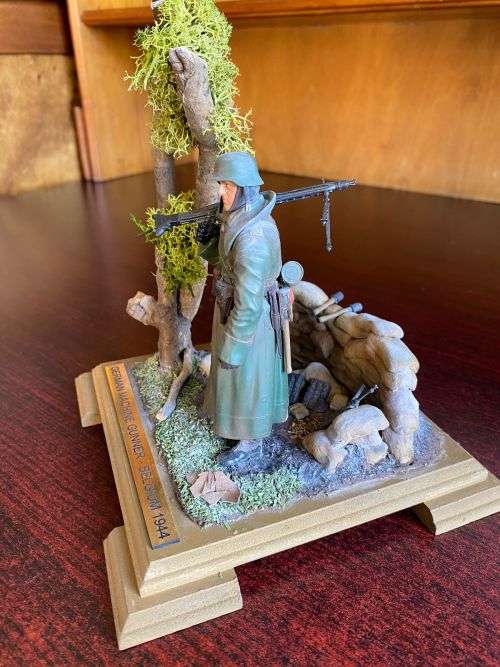 WW2 GERMAN MACHINE GUNNER-BELGIUM 1944-PLASTIC AND WOOD MODEL IN A PERSPECT COVER-MODEL MEASURES 15,