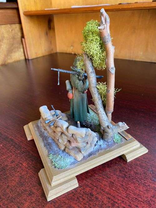 WW2 GERMAN MACHINE GUNNER-BELGIUM 1944-PLASTIC AND WOOD MODEL IN A PERSPECT COVER-MODEL MEASURES 15,