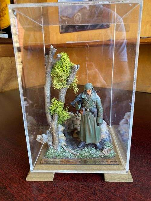 WW2 GERMAN MACHINE GUNNER-BELGIUM 1944-PLASTIC AND WOOD MODEL IN A PERSPECT COVER-MODEL MEASURES 15,