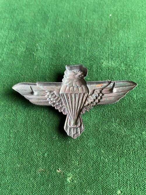 44 PARACHUTE BRIGADE,GREY METAL BERET BADGE-APPROVED IN 1984- 2 PINS