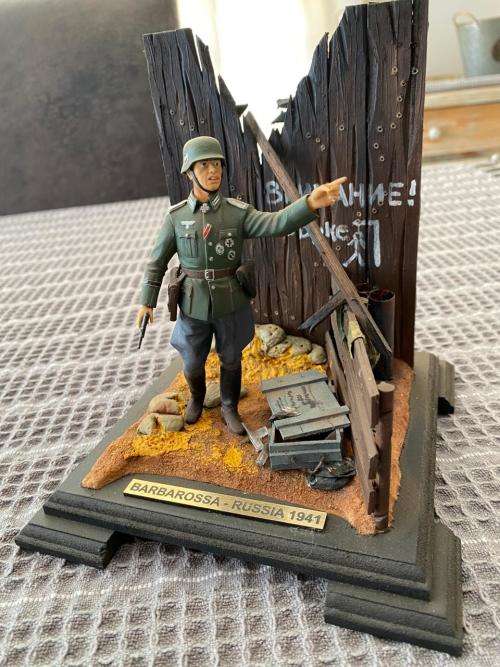 WW2 GERMAN-BARBAROZA-RUSSIA 1941 SCENE-MADE FROM PLASTIC AND WOOD WITH GLASS COVER-MEASURES 16X16 CM
