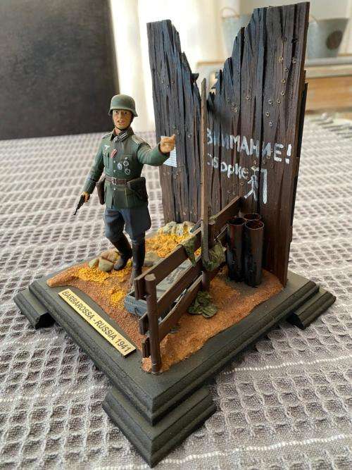 WW2 GERMAN-BARBAROZA-RUSSIA 1941 SCENE-MADE FROM PLASTIC AND WOOD WITH GLASS COVER-MEASURES 16X16 CM