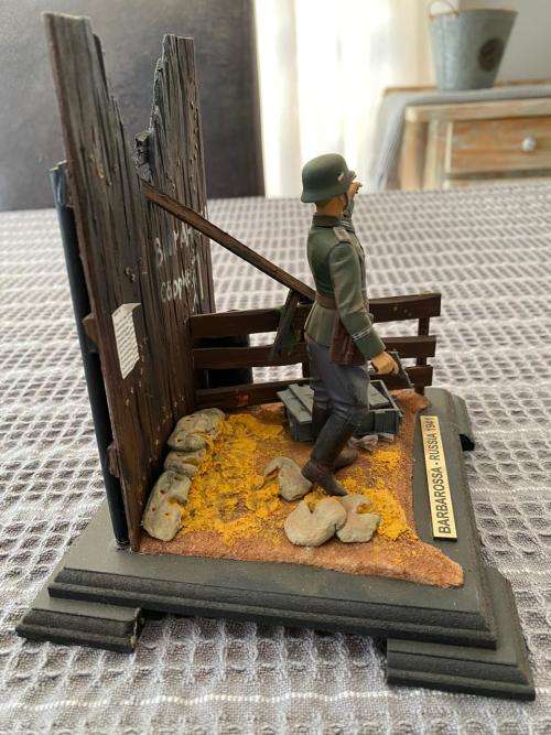 WW2 GERMAN-BARBAROZA-RUSSIA 1941 SCENE-MADE FROM PLASTIC AND WOOD WITH GLASS COVER-MEASURES 16X16 CM