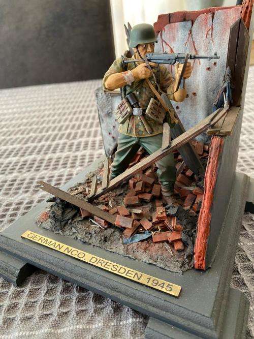 WW2 GEMAN-GERMAN NCO-DRESSEN 1945 SCENE-MODEL FROM PLASTIC AND WOOD WITH GLASS COVER -MODEL MEASURES