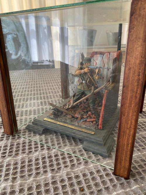 WW2 GEMAN-GERMAN NCO-DRESSEN 1945 SCENE-MODEL FROM PLASTIC AND WOOD WITH GLASS COVER -MODEL MEASURES