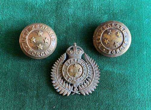 NEW ZEALAND STAFF CORPS BADGE WITH 2 BUTTONS-3 LUGS MISSING
