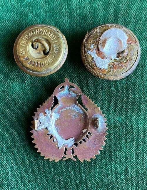 NEW ZEALAND STAFF CORPS BADGE WITH 2 BUTTONS-3 LUGS MISSING