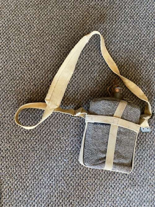 WW2 WATER BOTTLE IN GOOD AND COMPLETE CONDITION