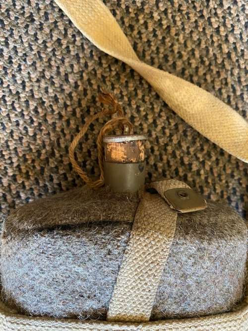 WW2 WATER BOTTLE IN GOOD AND COMPLETE CONDITION