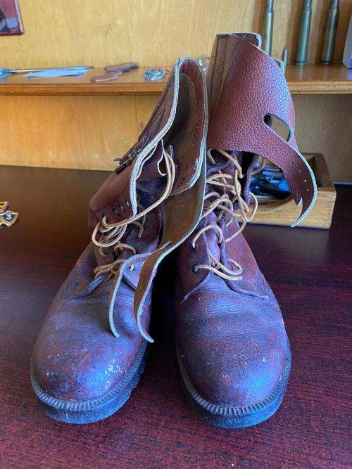 ORIGINAL RHODESIAN BUSH WAR PERIOD BOOTS- SIZE 8-USED BUT GOOD CONDITION