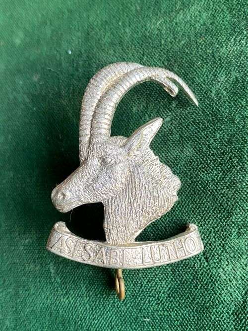 1 RHODESIA ARMOURED CAR REGIMENT CAP BADGE-WORN 1970`S-1980- 2 LUGS