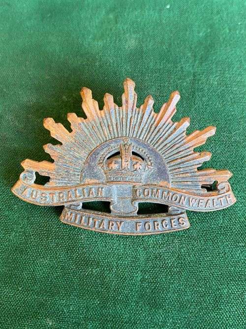 WW2 AUSTRALIAN COMMONWEALTH MILITARY FORCES CAP BADGE- 2 LUGS