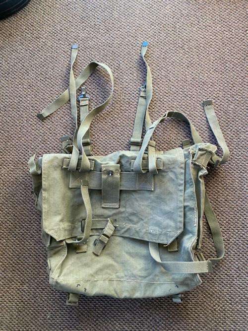 RHODESIAN PATTERN 64 LARGE BACK PACK 2X SIDE POCKETS,USED BUT GOOD CONDITION-MEASURES 45X40CM