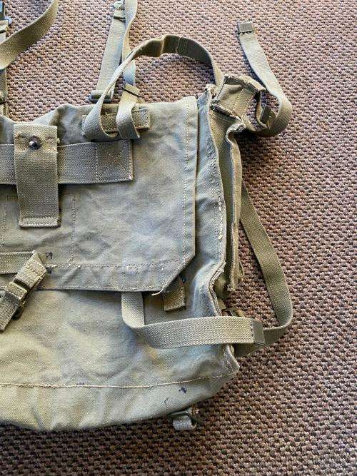 RHODESIAN PATTERN 64 LARGE BACK PACK 2X SIDE POCKETS,USED BUT GOOD CONDITION-MEASURES 45X40CM